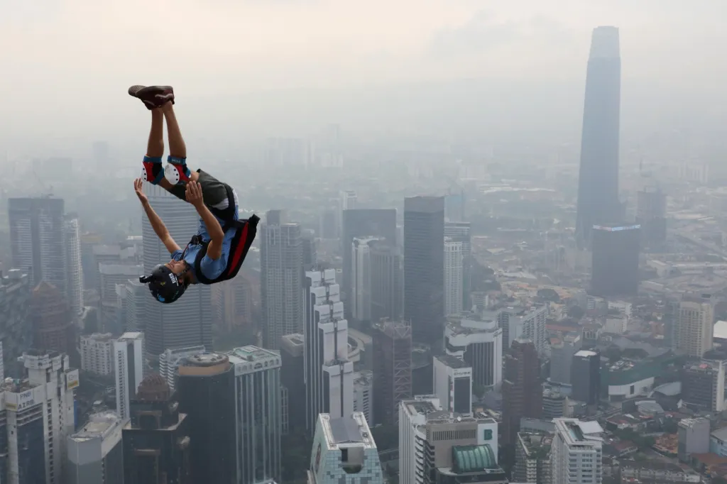 Skok z Kuala Lumpur Tower v mlhavém dni během soutěže International Jump Malaysia 2019