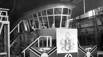 Řídicí kabina „Graf Zeppelin ll“ před prvním zkušebním letem. V popředí mj. vlajky německé společnosti Zeppelin Shipping Company.