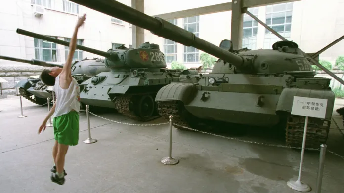 Sovětský tank T-62 ve vojenském muzeu v Pekingu