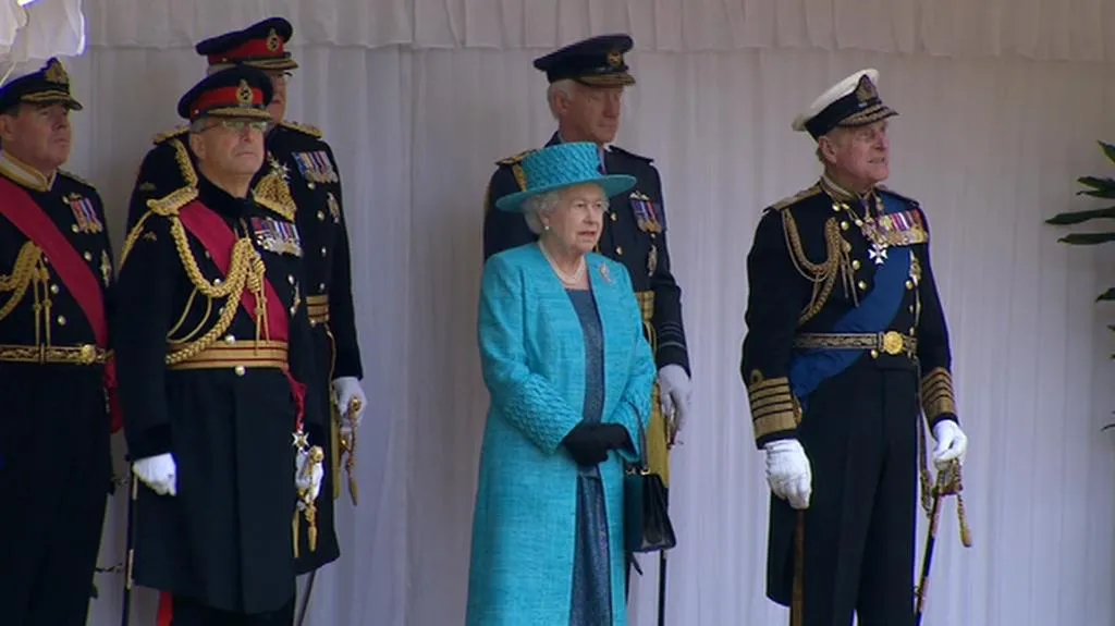 Královna Alžběta II. na vojenské přehlídce