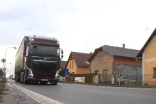 Na silnici mezi Hradcem a Semonicemi se vrátily kamiony. Resort dopravy zrušil mýtné