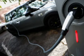 Plug-in hybridy reálně znečišťují mnohem víc, než ukazovaly testy