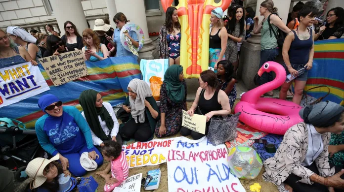 Protest před francouzskou ambasádou v Londýně