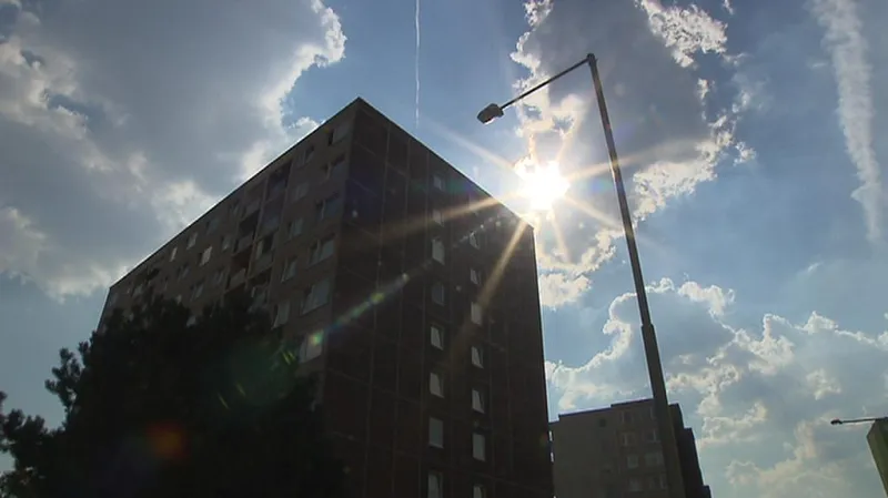 Horko z venku se drží i v panelových či cihlových domech