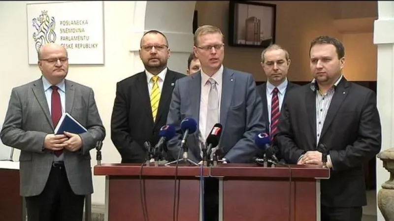 Tisková konference: Lidovci pohrozili odchodem z koalice