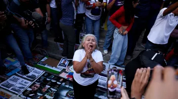 Příbuzná politického vězně před detenčním centrem Helicoide