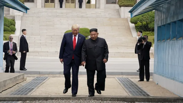 Prezident USA Donald Trump se setkal se severokorejským vůdcem Kim Čong-unem.