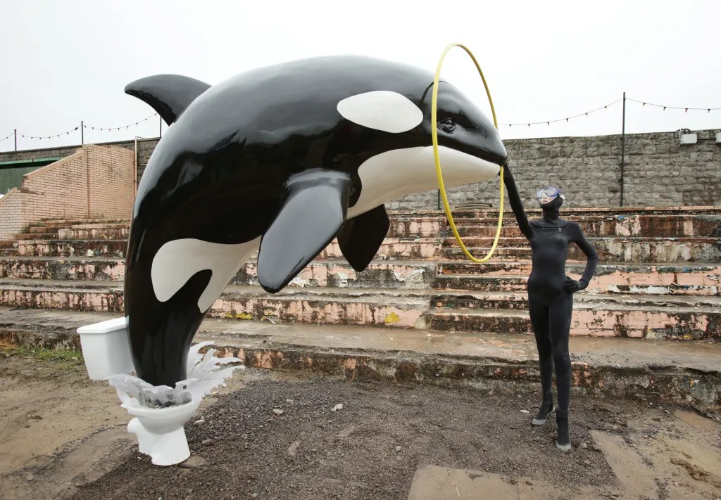 V jihoanglickém městečku Weston-super-Mar vznikl v roce 2015 Dismaland. Vedle Banksyho se do něj zapojilo dalších šedesát umělců. Ponurý protipól Disneylandu pár týdnů ukazoval bezútěšné atrakce spojené s konzumem a lhostejností