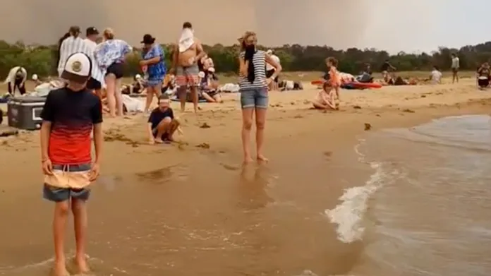 Lidé kvůli šířícímu se požáru prchli na pláž