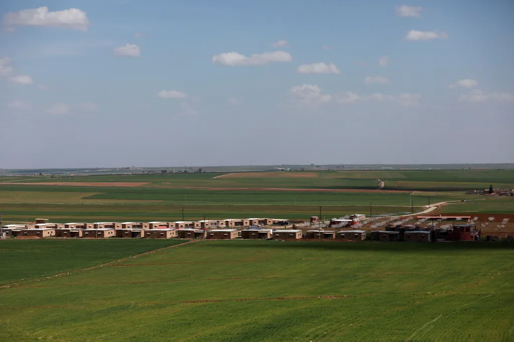 Výhled na vesnici Jinwar mezi úrodnými poli