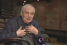 Jiří Suchý si k devadesátinám zpívá písně, které jiným záviděl. Pramínek vlasů je opotřebovaný, obává se