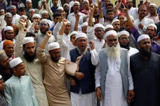 OBRAZEM: Muslimský svět odsoudil násilí na Novém Zélandu. Lidé nosí květiny před ambasády