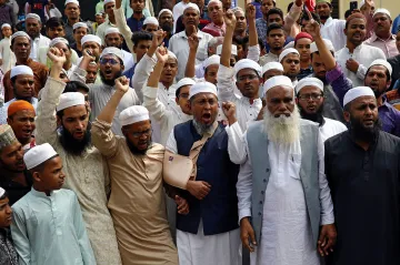 OBRAZEM: Muslimský svět odsoudil násilí na Novém Zélandu. Lidé nosí květiny před ambasády