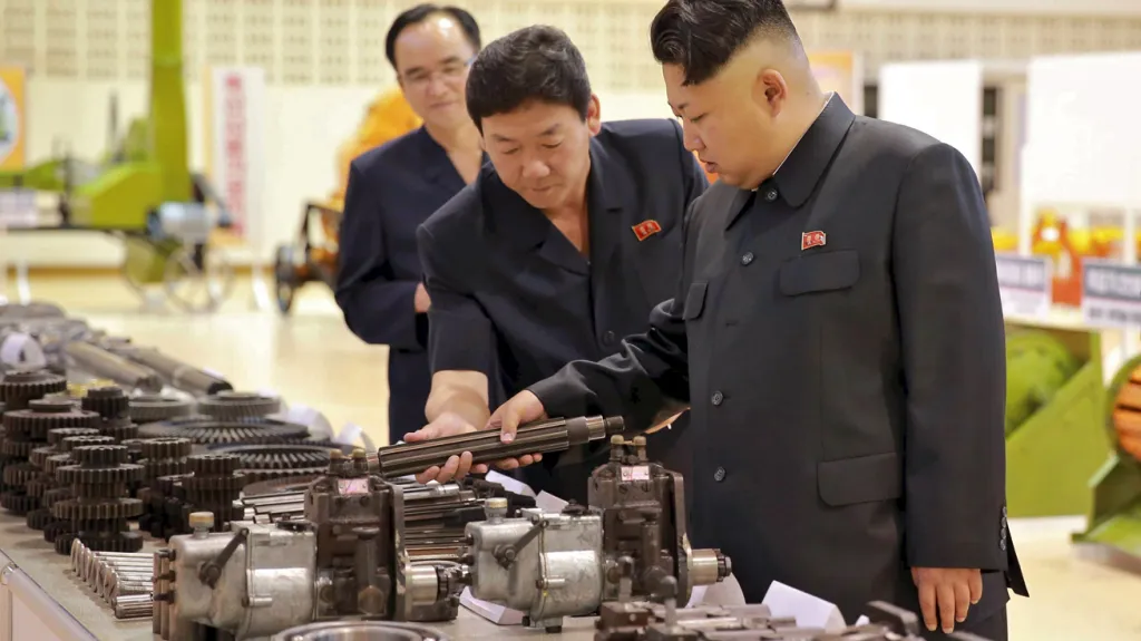 Kim Čong-un kouká na ozubená kola
