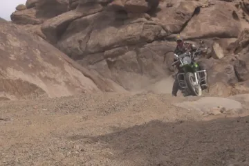 Mongolskou přírodu chrání dvacet mužů na motocyklech. Ty jim dodala pražská zoo