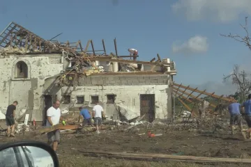 Reportéři ČT: Následky tornáda pomáhají likvidovat dobrovolníci z celé země, další posílají finanční pomoc
