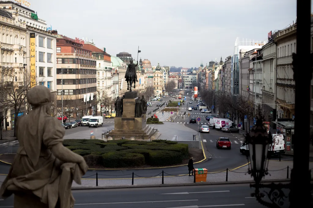 Václavským náměstím projíždělo v době pořízení fotografie kolem deváté hodiny dopoledne  pouze několik vozidel
