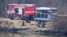 Rybník v blízkosti místa havárie cisteren v Hustopečích nad Bečvou