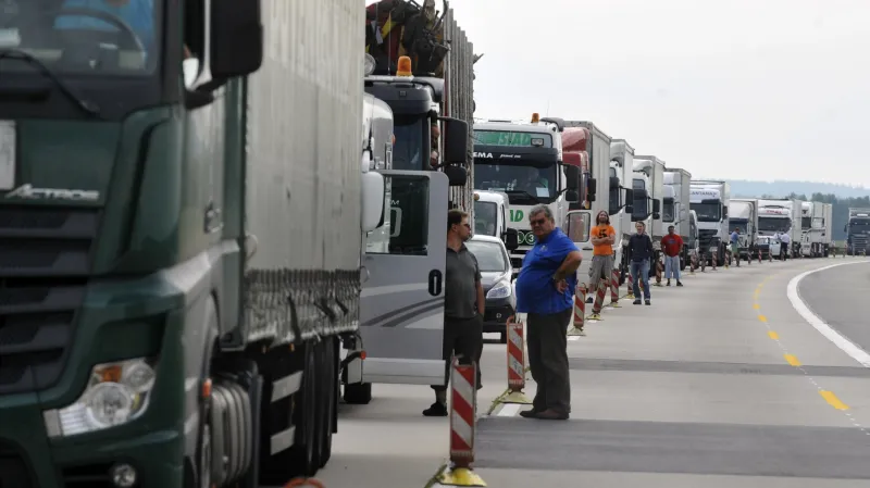 Kolona kamionů před nehodou na dálnici D1