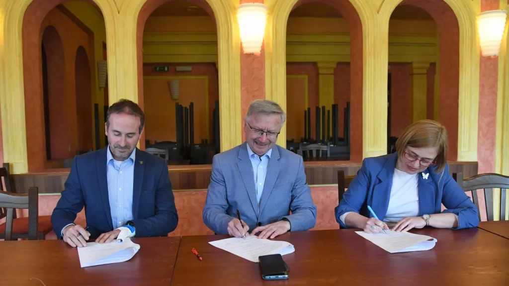 Memorandum o spolupráci podepsali Ondřej Smíšek (Náš Děčín) Jiří Anděl (ANO), Anna Lehká (Volba pro Děčín)