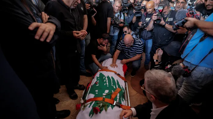 Pohřeb zabitého novináře agentury Reuters