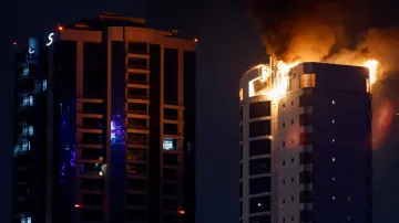 Hořící budova v Manámě v Bahrajnu po zásahu dronem