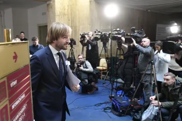 Koronavirus jako komunikační test pro politiky i média. Chyby dělají obě strany