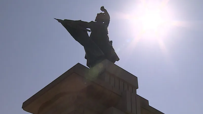 Bronzová socha rudoarmějce na Moravském náměstí v Brně