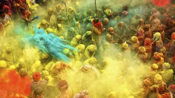 Druhé místo v kategorii Téma roku 2018: Splash of Colors. Festival Holi je tradiční každoroční svátek jara, během něhož jsou ulice Indie plné barevných prášků a který má šířit lásku a štěstí.