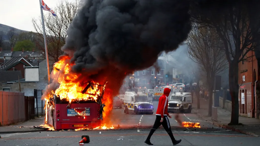 Protestující v Belfastu zapálili autobus