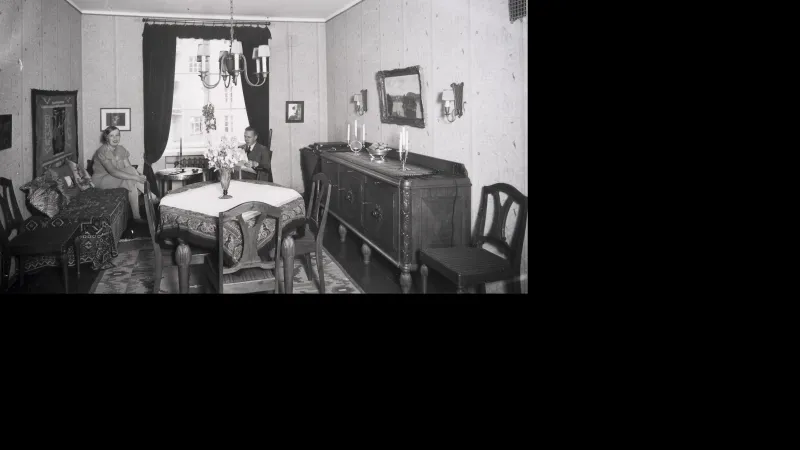 Mika Waltari s manželkou u sebe doma