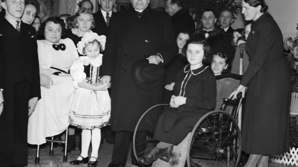 Státní prezident Emil Hácha na štědrovečerní návštěvě v Domě milosrdenství Vincentinum (24. 12. 1939)
