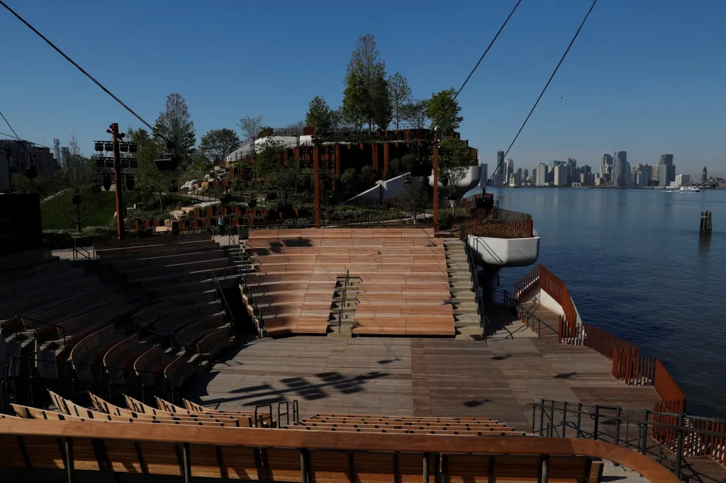 Manhattan mění svoji tvář. Pro návštěvníky otevřel novy umělý ostrov, na kterém vyrostl park