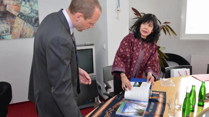 Primátor dostává dary od řady zahraničních návštěv