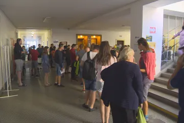 Královéhradecké centrum pro uprchlíky na nové adrese nezvládlo nápor žadatelů o vízum