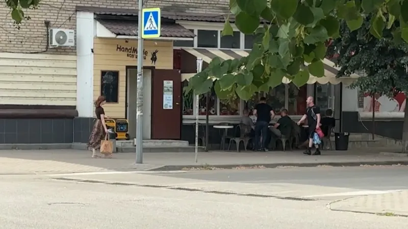 Pohled na kavárnu bezprostředně po útoku na město Slovjansk (23. července)

