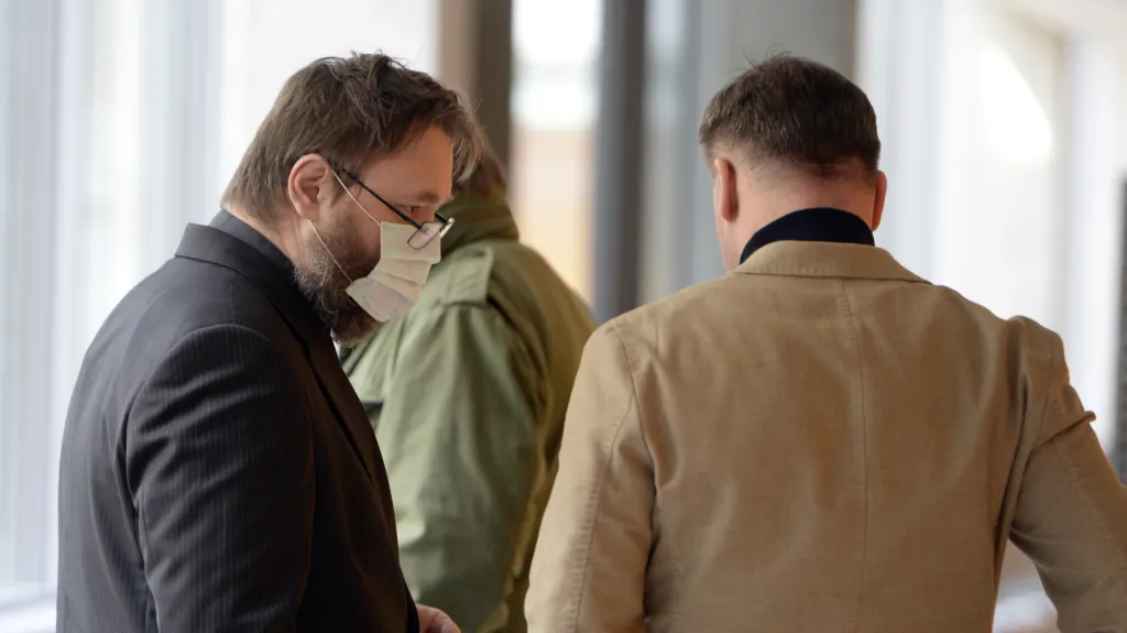 Policista obžalovaný z pokusu o prodej rohu nosorožce