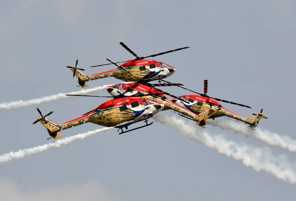 Piloti vrtulníků indického letectva předvedli své umění na letecké show Aero India 2021 v Bengalúru. Letecký tým Sarang je speciální jednotkou, která se věnuje akrobacii s vrtulníky