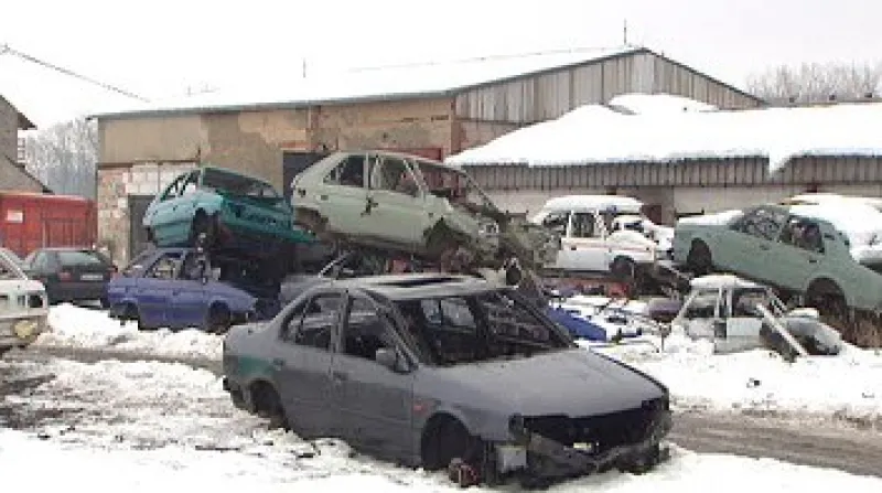 Firma Agmeco LT na okraji obce Velká Dobrá likviduje autovraky.