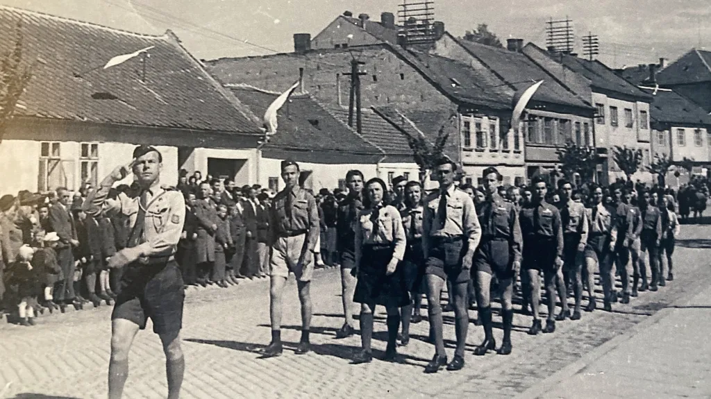 Skauti pochodují Líšní (1945)