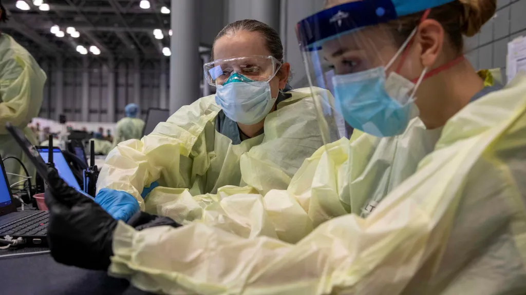 Američtí vojenští lékaři pomáhají v nemocnici při epidemii koronaviru
