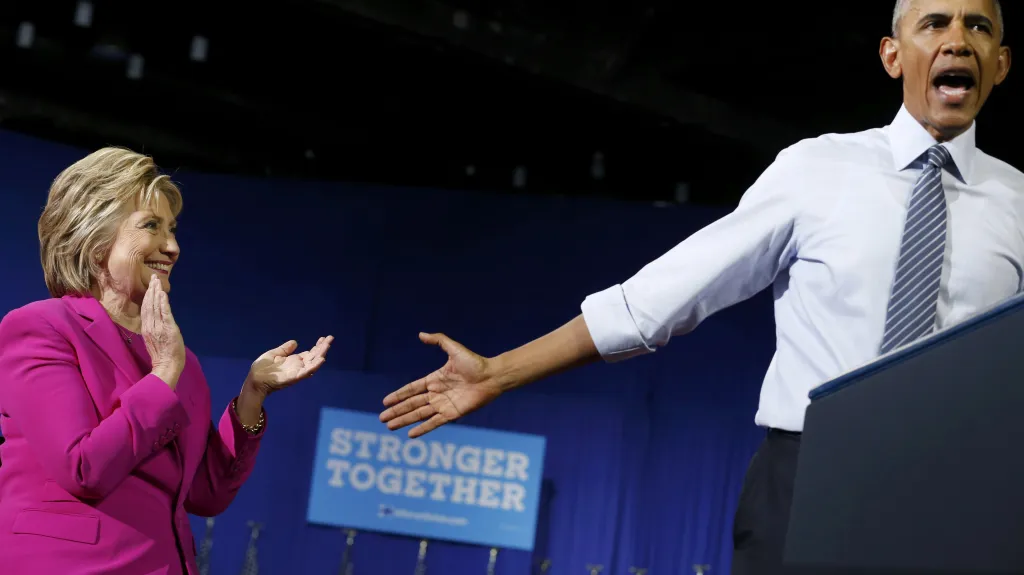 Barack Obama a Hillary Clintonová při předvolebním mítinku v Charlotte