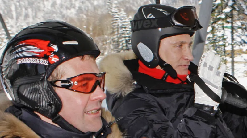 Dmitrij Medvěděv a Vladimir Putin na lyžích