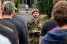 Armáda cílí na středoškoláky, na cvičení budou střílet i házet granátem