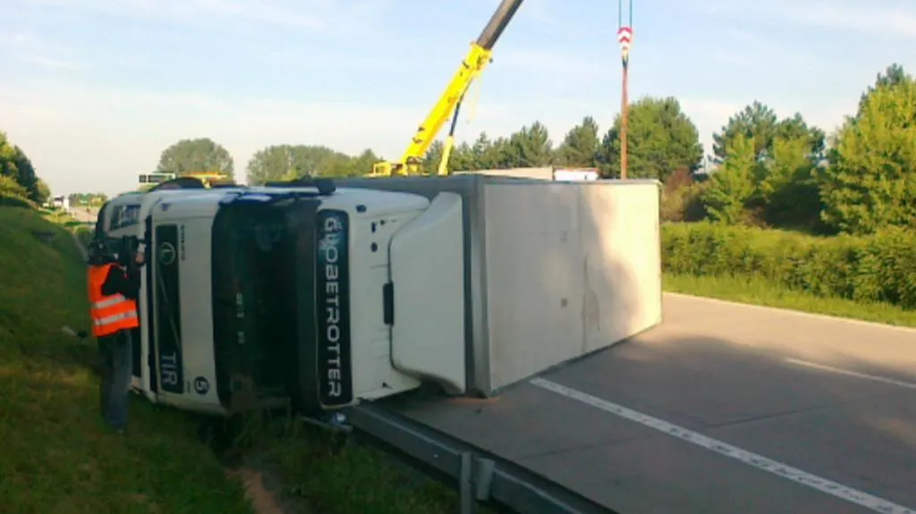 Převrácený kamion na D1 u Rousínova