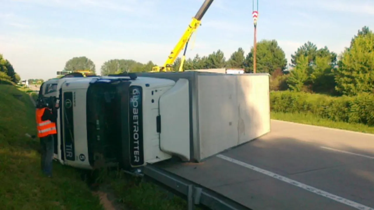 Převrácený kamion několik hodin blokoval D1 u Rousínova — ČT24 — Česká ...