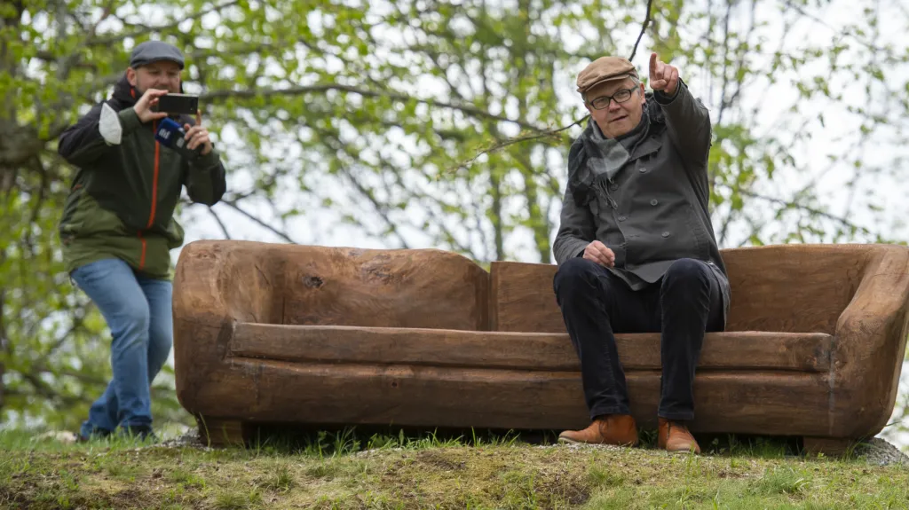 Pamětní lavičky spisovatelů  Adalberta Stiftera a Iva Nového v Horní Plané