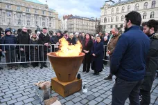 Lidé uctili památku obětí střelby na Filozofické fakultě Univerzity Karlovy. Rektorka s děkankou zapálily symbolický oheň