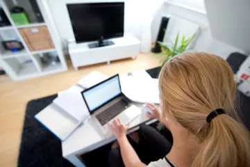 Být doma i v práci zároveň. Češi objevují home office