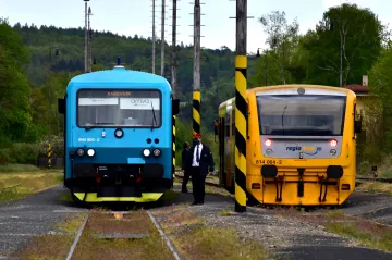 Kvůli covidu-19 se jinak cestuje. Lidé jezdí spíš auty, ubývá spojů hromadné dopravy